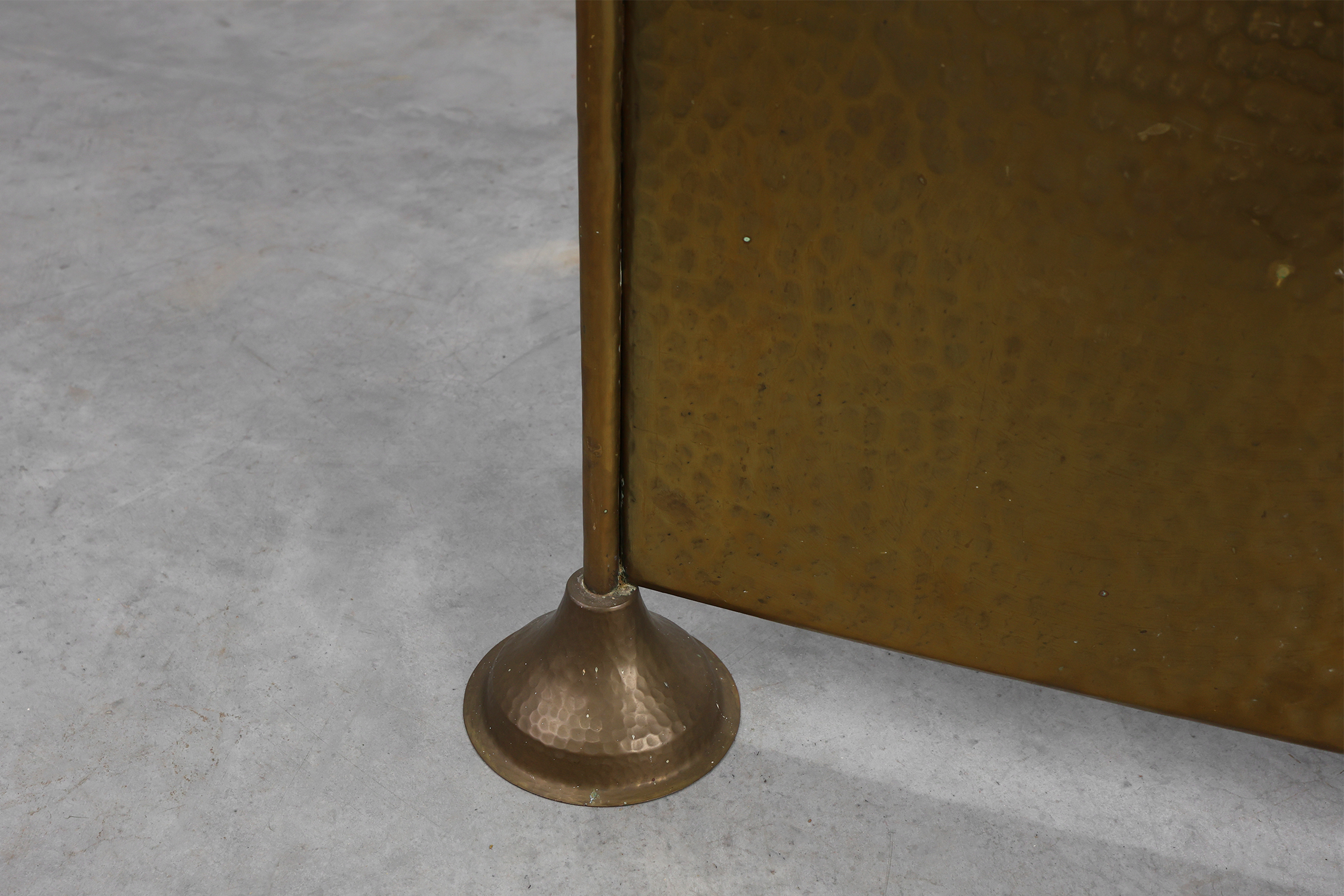 Elegant Art Deco hammered Copper Fireplace Screen, France 1920sthumbnail